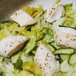 2019.06.16鶏肉のように見えて実はかまぼこ、一正蒲鉾のサラダフィッシュ🐟サラダチキンならぬサラダフィッシュ、味つけされているのでパックから出してそのままトッピング出来て便利🎵 #サラダフィ…のInstagram画像