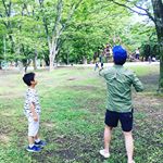 父の日はサッカーがお休みだったので、久しぶりに公園でたっぷり遊んで汗をかいてきました。息子が組み立てた#ヘックスバグジップフライヤー を持って行きました。飛行の高さ競い合ったら、息子に全く歯が…のInstagram画像