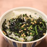 今日の朝食は山本海苔店の海苔を楽しむお茶漬け梅味を食べました。サラダと卵焼とフランクフルトを食べたあとに海苔を楽しむお茶漬けうめ味を温かいご飯100gにふりかけ、熱々のお湯をかけいただきました。うめの…のInstagram画像
