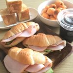 厚みのある美味しいハムでサンドイッチ😆#料理 #サンキュ！ #節約 #節約料理 #おうちごはん #貯金 #栄養 #美味しい #愛情ご飯 #調理師 #レシピ #食育 #献立 #ダイエット #子育…のInstagram画像