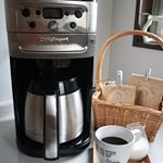 今日のマシーン#クイジナートコーヒーメーカー#おはようございます最近美味しいコーヒー豆に出会い、ミキサーで挽いてゆっくり飲んでましたが、朝イチで飲む余裕はなかなかなく‥。 と、…のInstagram画像