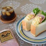 おひるごはんに、ハム卵レタスサンド。4枚切りの厚めの食パンに切れ目を入れて、レタスとハムと、たまごを挟んでみたよ❢使ったのは、大山ハムの『熟成ロースハム』厚めのハムが柔らかくて、お肉の…のInstagram画像