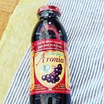 .『有機アロニア100%果汁』 ..アロニアは、ブルーベリーの5倍はポリフェノールが入ってます☺🌻 渋味はありますが、水で薄めたり、ヨーグルトにかけると和らぎ赤ワインみたいに美味しく頂けま…のInstagram画像