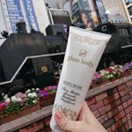 グロスボディ ボディクリーム💕in新橋保湿ケアだけではなく、セルライトや妊娠線をケアしてくれるボディクリーム😊容量は２３０グラムとたっぷりサイズ。甘いフローラルな香りがして良い香り…のInstagram画像