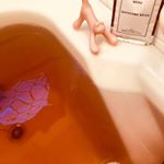 バスキュアスパイスが届きました。アロマ温泉の入浴剤です。早速試してみました。袋を開けるとラベンダーの香りサーモンピンクの入浴剤です！湯船に入るとピンク色の乳白色そのあと透明なピンク色です。…のInstagram画像