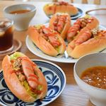 夫さん（ｵｯｻﾝ）お休みなので休日ランチ。.大山ハムの特級あらびきポークウインナーで納豆ドッグ❢クミンとカレー粉で炒めた千切りキャベツと納豆と茹でたてウインナー😋.納豆ドッグは茨城…のInstagram画像