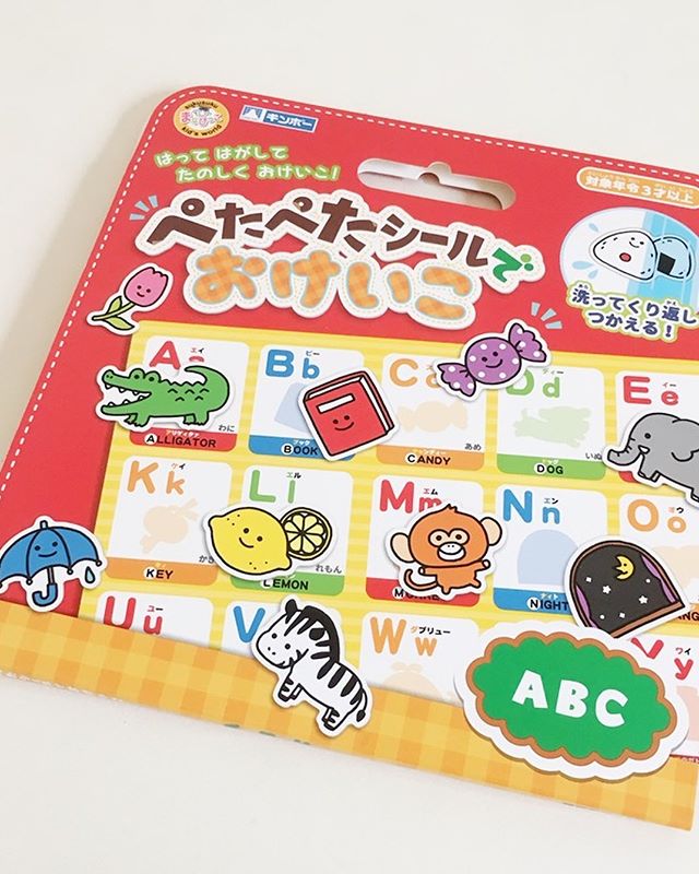 口コミ投稿：ぺたぺたシールでおけいこ ABCお試しです。遊びながらアルファベット、英単語が身に…