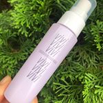 商品特長が分かりやすく書かれた箱に入っています。淡いかわいい紫色のスプレーです。携帯しやすい大きさで、持ち運びにも便利です。プッシュ部分が指の形に凹んでいて、プッシュしやすいです。メイ…のInstagram画像