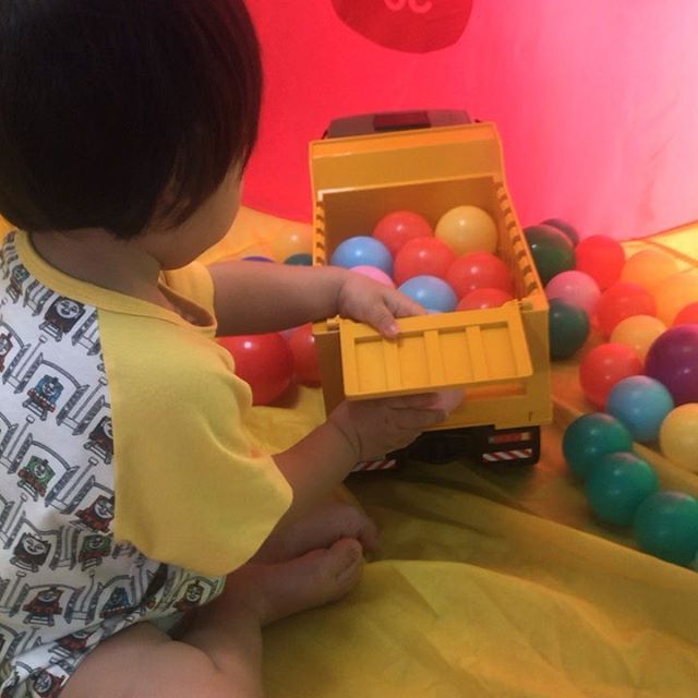 口コミ投稿：朝からボールプール出して楽しそうにしてる♪。昨日より遊び方が進化してて知育系のお…