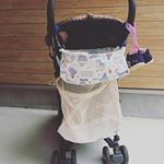 インスタの不具合で頑張って書いたのに消えた…くぅ。やり直します_:(´ཀ`」 ∠): ベビーカーの収納力を劇的にアップしてくれる収納ポケットをいただきました(^^)ベビーカーの下収納に抱っこ紐…のInstagram画像