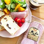 ..大山ハム熟成ロースハムあらびきポークウインナー..ハム、ウインナーどちらも旨味たっぷり💓そのものが美味しいからシンプルにそのまま食べるのがベスト😋一袋に沢山…のInstagram画像