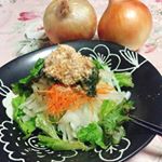 おはよん❤︎最近野菜やお魚がやたら食べたくて毎日お家でこんもりサラダ生活！美味しい #淡路産 の玉ねぎがたくさん届いたので、昨日はたっぷり玉ねぎサラダ♪血液サラサラになるかなー？.我が…のInstagram画像