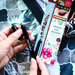 ペンシルタイプの#マクレール#クレヨンアイシャドウ をお試しさせて頂いたのでご紹介です。・程よいラメ感のある#ロイヤルブラウン は肌馴染みのいいカラーで、クレヨンみたいに柔らかい書き心地だから…のInstagram画像