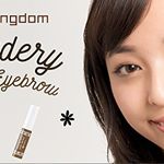 アイブロウ苦手女子必見！キングダム　パウダリーリキッドアイブロウ😊アイブロウメイクが苦手な方に、是非試してほしい新商品🎶リキッド状なのに、スッと書くだけでパウダーみたいな仕上がり。たっ…のInstagram画像