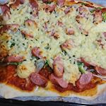 以前に作ったピザ✨生地から作ってもそんなに手間じゃないのがピザ！全部材料をボールにいれて、こねるだけ！ただ、発酵とか、焼く時間がかかるかな～🙄鯖は栄養あるし、頭がよくなる～っていうから…のInstagram画像