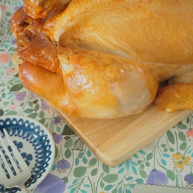 口コミ投稿：☆..千成亭の丸焼きローストチキンをいただきました🍴..鶏1羽がどーんと冷蔵で送られて…