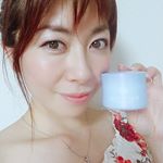 日差しの強い日が続いていますね🌞美白のオールインワンジェルWHITE VEILで✨デコルテから耳の裏側までたっぷりしっかり塗って五秒で完了💆🎵たっぷり紫外線を浴びた日はた～っぷり98％の美容成分で…のInstagram画像