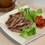 .﻿﻿﻿今日はクイジナートマルチグルメプレートでお肉を焼きました◟̆◞̆﻿﻿うちはよく韓国料理をする時、なかなか韓国みたいな厚みのあるサムギョプサルを探すのが難しいので、ローステキ…のInstagram画像