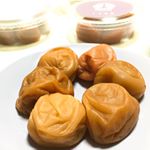 頂き物の梅干しのお試しセット。６種類のフレーバー、しそ漬け、こんぶ梅、はちみつ梅、白干梅、黒糖黒酢、紀州五代梅が入っていて、少しずつ味が違って楽しい☺︎ 開けてみたら梅があんまり綺麗で✨プリッ…のInstagram画像