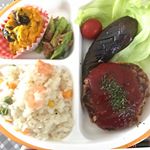 今日は#楽弁 のプレートを使って、ハンバーグ定食を作ってみました💖🌈#なすの揚げ浸し や#プルーンのかぼちゃサラダ も美味しかった🎃💕 おうちでのお弁当（家弁）づくりに最適なワンプレートです。…のInstagram画像