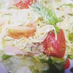 朝は胃もたれしないようにさっぱり…だけど腹持ちは良くしたいってことでサラダスパ作って食べる。スパゲッティはもちろん、トマトとレタスは必須、そしてツナとハム、缶詰みかんとパインも入れて食べる#今日の…のInstagram画像