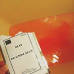 バスキュアスパイスをお試ししました☺️ピンクの粉の入浴剤で入ってみるとお湯がとろっとしてる？感じで肌の表面に膜を作ってくれている感覚でした。香りはほんのりいい香りがするのですが何のにおいかはわ…のInstagram画像