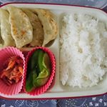 #楽弁 #小森樹脂 #ワンプレート #monipla #komorijushi_fan 息子のお昼ごはんです😁楽弁はそのまま冷蔵庫に入れられて、食べる時もそのままレンジでチンできます🙆最近…のInstagram画像