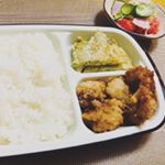 🧡小森樹脂『楽弁』🧡おうちでのお弁当、すなわち家弁づくりに最適なワンプレート。その名も『楽弁』です♡.普通そうに見えて、とても便利なんです💓フタがついてるのでラップいらず✌🏻✨…のInstagram画像