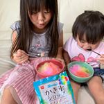 共立食品さんのレインボーかき氷シロップを使って、かき氷を作ってみたよ🌟✨・ポーションタイプの入れ物にシロップが7色入っていて、1回使い切りで便利☺️💓・氷を削っている時からワクワク、そ…のInstagram画像