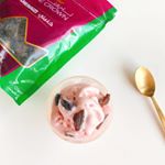 デーツとストロベリーのプロテインジェラート🍓プロテインが入っているアイスがあったら嬉しいなぁー…と思い、、無いなら作ってしまえ…ということで開発してみた😉デーツは、砂漠の過酷な環境で育つ生命力…のInstagram画像