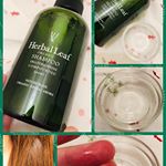 禿げたくないので、髪にも頭皮にも優しいヘアケアを使いたいです。ハーバルリーフのシャンプーを使ってみました。アミノ酸系の洗浄成分で、エコサート認証による植物エキスが入っています。石油系界面活…のInstagram画像