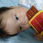 世間はお盆ですが主人が仕事のため、我が家は通常通りねぇね達は朝から保育園に行っております。お下がりの多い三女ですが、夜は新品(笑)男の子ルックですが(^-^; 性別が分かる前に底値…のInstagram画像