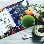 #フルーツと野菜のおいしい青汁 を使って、#マンゴープリン と#桃ケーキ のサンデーを作ってみました。青汁と#豆乳ヨーグルト を混ぜて、上には#デーツ をトッピングしたヘルシーなデザートです🍨…のInstagram画像