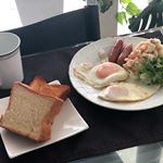 OHAYO✋..昨日冷凍便で届いたので早速 今朝の朝ご飯に😋..#八天堂#とろける食パン人気のパン🍞みたい🙌..冷凍で届いたらそのまま2時間半常温で解凍…のInstagram画像