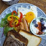 朝ごはん🌄🍴今日は食の細い次男も完食♥️このとろける食パンが美味しすぎて🤤レンチンでふわぁ～ってとろける。。チョコの方なんて切ってるそばからチョコがとろけ出す🤤めっちゃ美味しかった♥️ #食パ…のInstagram画像