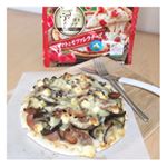 ・﻿今日はマルハニチロ様の﻿うす焼きピッツァ トマトとモツァレラチーズ﻿をアレンジして食べました🙌🏻✨﻿﻿フライパンにオリーブオイルいれて﻿温まったらウィンナー、なす、きのこ﻿…のInstagram画像