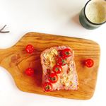 トマト&チーズトースト🍅🧀バーリーマックス(大麦)のパリパリした食感も香ばしくて美味しい✨フルーツ入りで甘く飲みやすい青汁を豆乳と一緒に🌿🍊 #tarzan #トレメシ#akidelish…のInstagram画像