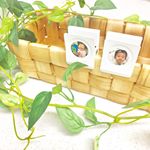 先日「みんなのシール」というアプリを使って作成した家族写真のシール。.今度は100円均一のseriaで購入したマグネットクリップに貼って、我が家のオリジナルクリップを作ってみました♪.…のInstagram画像