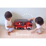 ⋆⋆New Toy 𓃱 𓂂 𓂃 𓈒⋆⋆我が家に大きな車が届きました🚒✨⋆#bruder のMAN消防車！とにかく大きくて、届いてビックリ😳しゅうすけよりいろはの方が…のInstagram画像