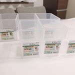 冷蔵庫って気がつくとついついわちゃわちゃしがち💦野菜室は玉ねぎの皮とかニンニクの皮とか、ポロポロ落ちて汚れがち💦・冷蔵庫の野菜室をより便利に＆お手入れをカンタンに活用できる素敵アイテムの…のInstagram画像
