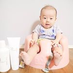 ⑅︎◡̈︎*@queens_bathroom の薬用ヘアシャンプーと薬用トリートメント♡・縮毛矯正など(薬剤や熱処理)に頼らず、水の力で癖毛を扱いやすくするそう🤔・…のInstagram画像