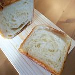 .八天堂 とろける食パン✨.八天堂様のとろける食パンが届きました🎵.プレーンとチョコの2種類❤️.冷凍で届くので、2時間半解凍して15秒レンチンするとふわっふわっ😆.生地に発酵…のInstagram画像