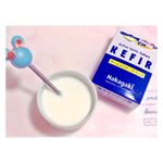 #ホームメイドケフィア を作ってみました。牛乳に粉を入れて混ぜて1日置くだけで発酵乳ケフィアができちゃいます◎ヨーグルトに似てるけどケフィアは乳酸菌の数が多いから免疫力アップにオススメ！…のInstagram画像