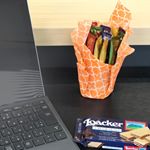 はじめて作ったみつろうラップ布にロウをコーティングする事で、どんな形にもなるラップに！みつろうには抗菌・保湿効果があるので、食品の鮮度を保ちながら保存できるので、食材保存にもぴったり.簡単に…のInstagram画像