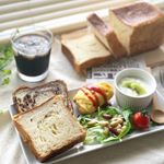 .くりーむパンで有名な八天堂( @hattendo_official )さんのとろける食パンで朝ごはん🤤🍞.🍞とろける食パン(プレーン、チョコ)🥚ミニオムレツ(チーズ、ハム入り)…のInstagram画像