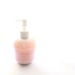 mign perfect gelを使ってみました。握ればぷにっとなるソフトなボトルが可愛いオールインワンゲルです。抗酸化作用のナノ化アスタキサンチンを配合。そのせいかゲル自体はオレンジ、サ…のInstagram画像