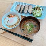 𓆛お昼ごはん🐣本当は朝ごはんと言いたいけど、朝はヨーグルトとグラノーラなので😴カツオと塩こぶキャベツと温玉キムチオートミールと具だくさんお味噌汁です🙆🏻‍♀️冷蔵庫の中にあるもの並べた…のInstagram画像