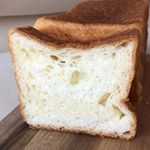 .あのクリームパンで有名な八天堂のとろける食パンがおいしすぎて。.トーストすると本当にとろけるんですっ。.こんな食パン、はじめて。.ひとりで一斤食べちゃいそうな勢い。.…のInstagram画像