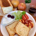 ﻿今日のbranch☕️﻿家にあるものでワンプレート🍎🍏﻿﻿クリームパンで有名な八天堂のとろける食パン🍞﻿@hattendo_official﻿しっかりバターの味ついてるしデニ…のInstagram画像
