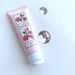近代化学ジェイコス様の、海老名オーガニックファーム　いちごハンドクリーム。つけた瞬間、いちごの香り！！可愛いだけでなく、オーガニックだなんて！すばらしい〜！お気に入りハンドクリームです！…のInstagram画像